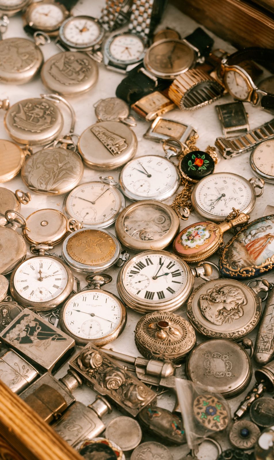 Tray filled with antique silver and gold pocket watches, enamel lockets and engraved cases